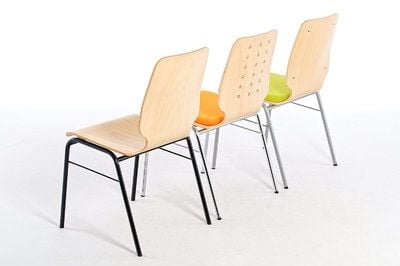 Holzschalenstühle für Seminare